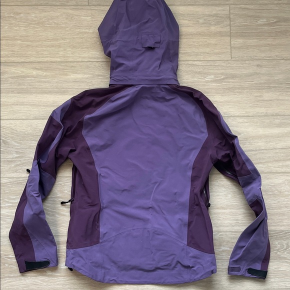 L.L. Bean Women's Gortex Rain Jacket - Picture 6 of 8